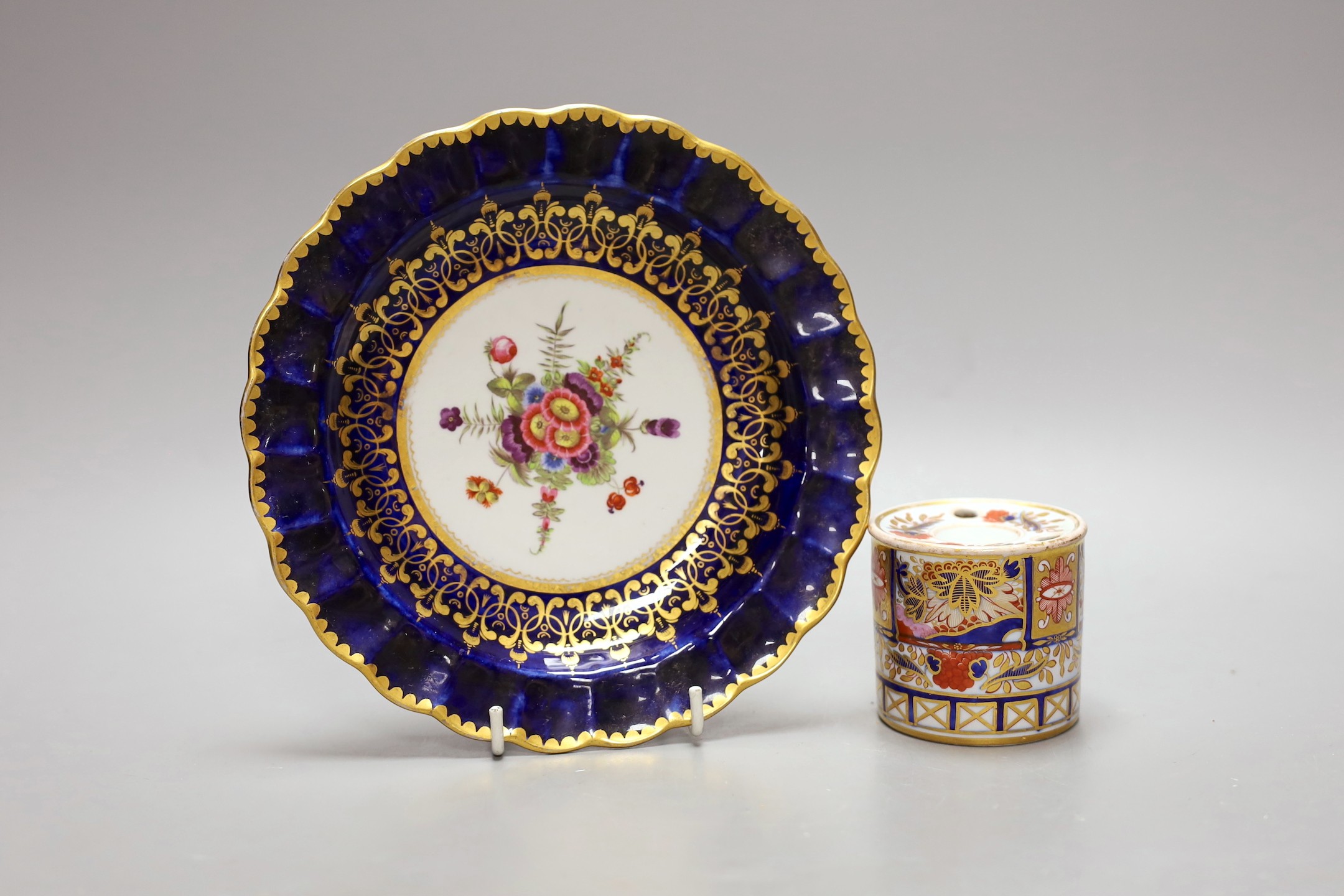 A Chamberlain drum-shaped inkwell painted with an imari pattern 240 and a Chamberlain plate painted with formal flower sprays within 'wet' blue borders, script mark, plate 19 cms diameter